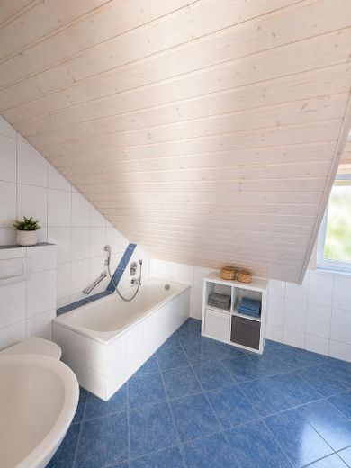 Großzügige 4-Zimmer-Maisonette Wohnung mit Hauscharakter, Garten und 2 Garagen – Bad