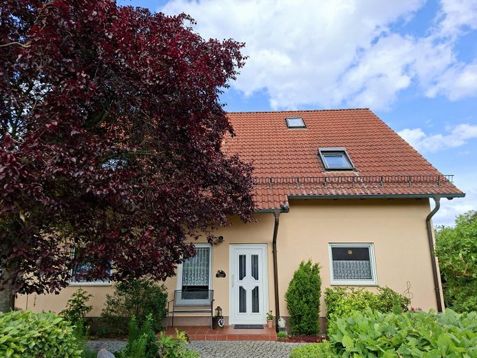 Merkezi ve sakin konumda geniş müstakil ev – Straßenseite mit Vorgarten