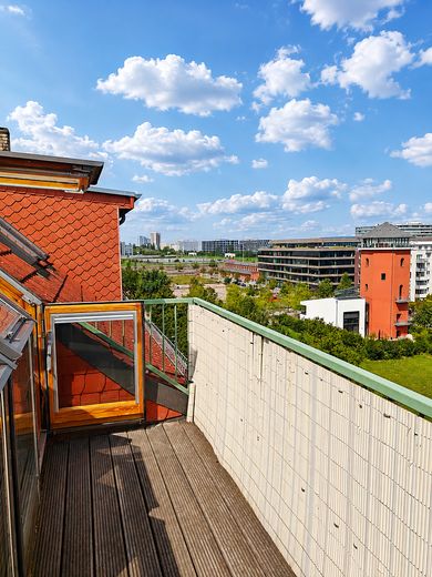 ब्रोकर कमीशन-मुक्त! ऊपरी मंज़िल, 91m², 2 टैरेस, 2.5 कमरे – Ost-Balkon mit Morgensonne