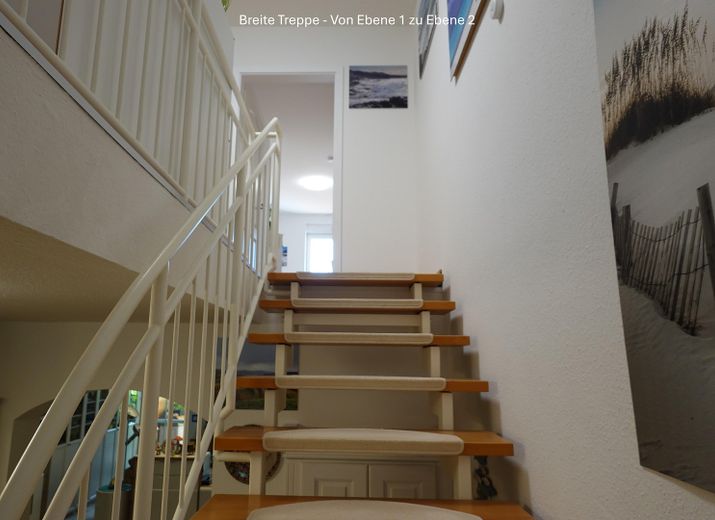 Wohnen mit Wohlfühlfaktor: 4,5 Zimmer Maisonette mit Terrasse, Balkon & Weinbergblick – Breite Treppe - EG - 1. OG