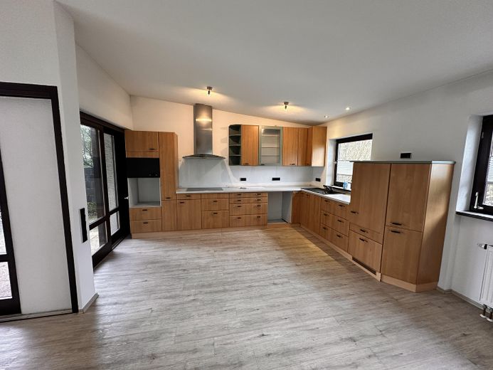 Großzügiges Einfamilienhaus mit Einliegerwohnung auf weitläufigem Eckgrundstück – Foto 1