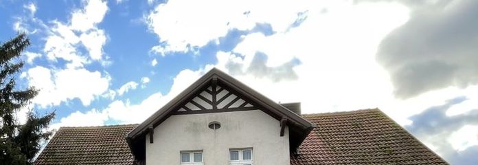 Großzügiges Wohnhaus auf weitläufigem Grundstück mit Garagen und Nebengebäuden