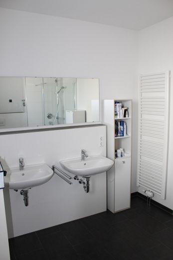 SENZA PROVVIGIONE! Moderno loft di 73 m² a Stoccarda-Nord con balcone + posto auto interrato – Bad