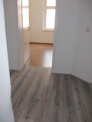Inmueble de inversión: edificio plurifamiliar con unidad comercial - alquilado, se vende por motivos de edad – Flur / Kinderzimmer