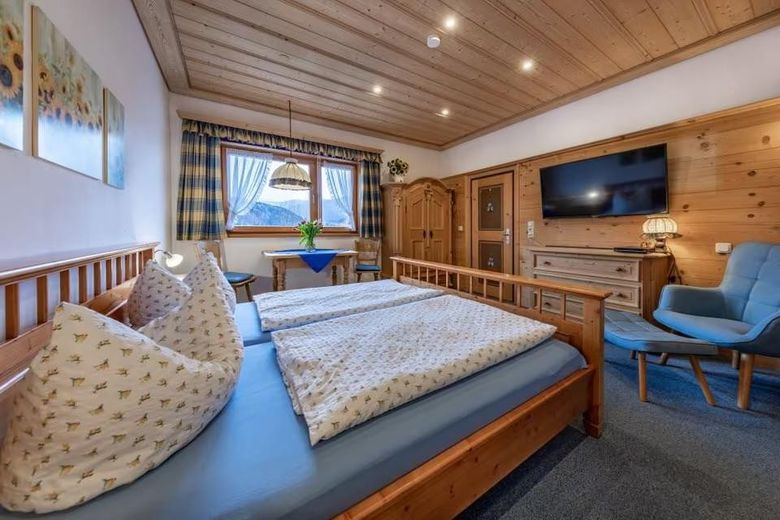 Appartement meublé d’une pièce dans un emplacement privilégié au bord du Schliersee – location de 1 à 6 mois – Wohnzimmer mit Seeblick