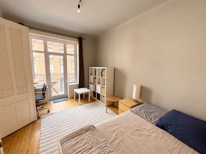 Möbliert & all inclusive: 4,5-Zimmer-Altbauwohnung Hamburg-Neustadt ab Nov '26 – Schlafzimmer Richtung Balkon