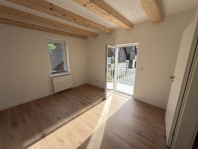 Kernsaniertes ZFH – 2 vermietbare Whg., Energieklasse A, 1.450 € Sollmiete – Wohnzimmer OG