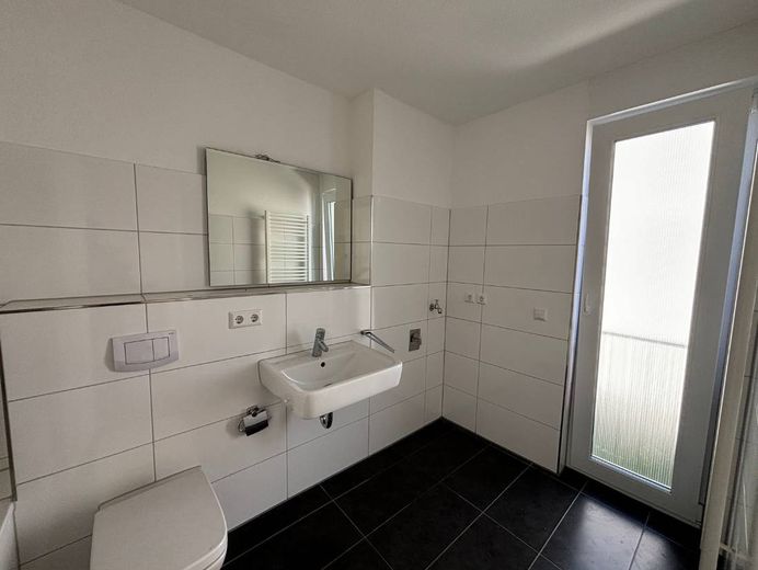 Après rénovation : suffisamment d’espace pour votre famille ! - Grande maison mitoyenne en bout de rangée à Käfertal – Ansicht II: Badezimmer