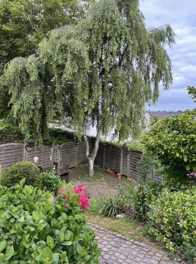 Modernisiertes Zweifamilienhaus mit zusätzlichem Wohnbereich – Biergarten