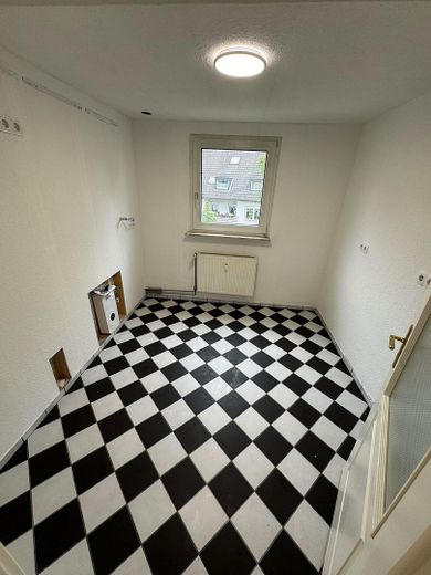Attraente appartamento di 3 locali appena ristrutturato in un condominio ben tenuto – Helle, große Küche
