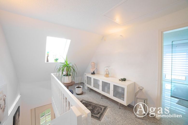 Exklusive Stadtvilla mit privater Wellness-Oase und Außenpool in Alt-Hohenschönhausen – Flur oben