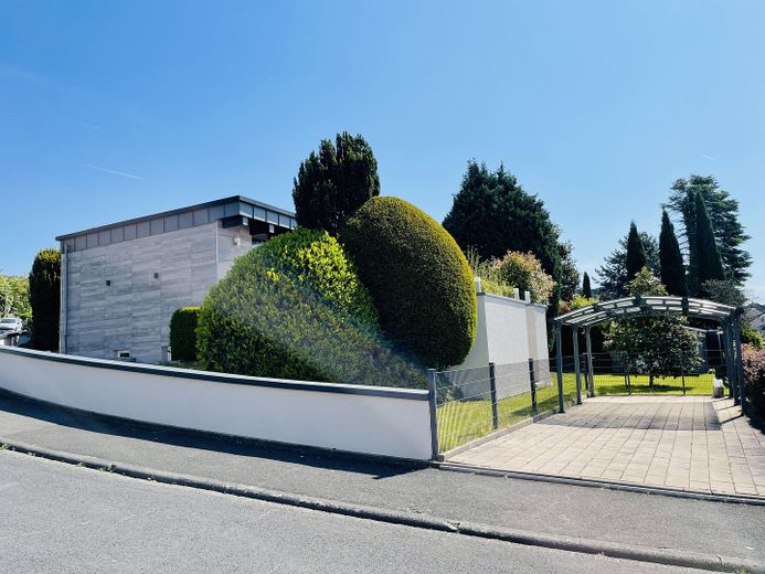 Exklusiver, kernsanierter Bungalow in Damm - wohnen auf einer Ebene – Hausansicht mit Stellplatz