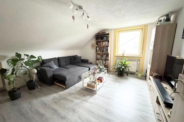 Affascinante appartamento mansardato di 4 locali con giardino privato+garage+posto auto in posizione TOP!