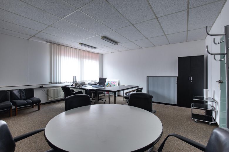 Flexible Büro- und Schulungsfläche mit 225 m² und 4 Stellplätzen in Reutlingen-Sondelfingen – Großes Einzelbüro