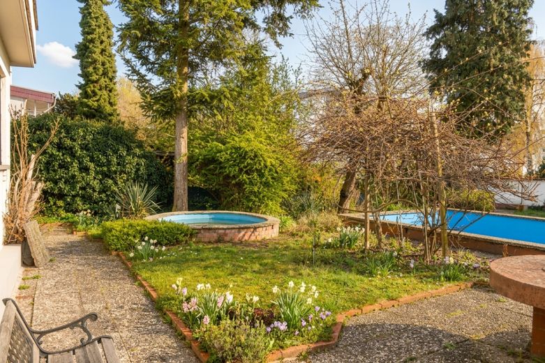 Freistehendes Zweifamilienhaus mit Pool und gewachsenem Garten – Garten mit Pool und Biotop