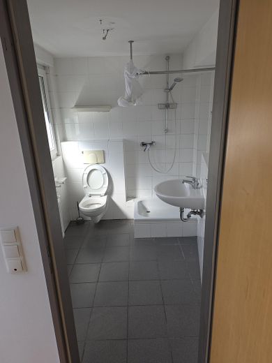 Schöne ruhige  Dachgeschosswohnung im 3. OG in der Fussgängerzone – Bad