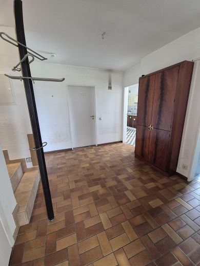 Sonnige Maisonettewohnung – Flur vom Wohnzimmer aus
