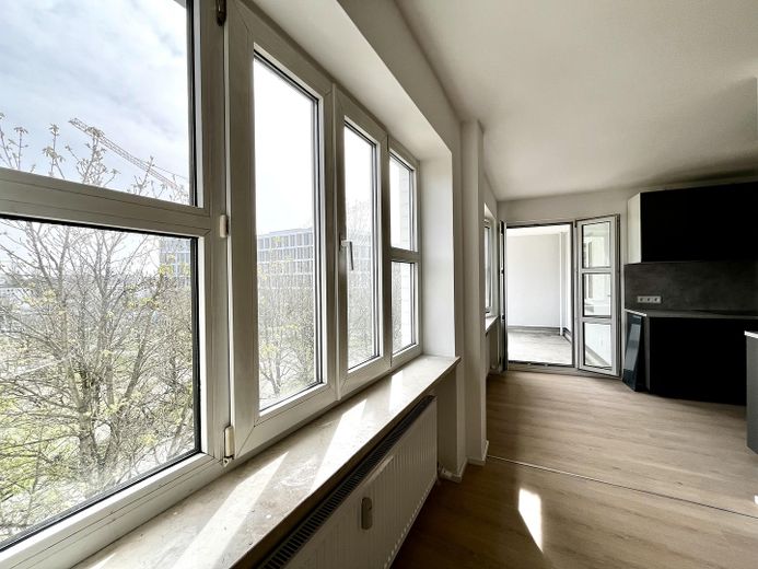 Top modernisierte, gut vermietete 4-Zimmer-Wohnung mit großem Balkon und Parkplatz – Wohnzimmer zu Küche
