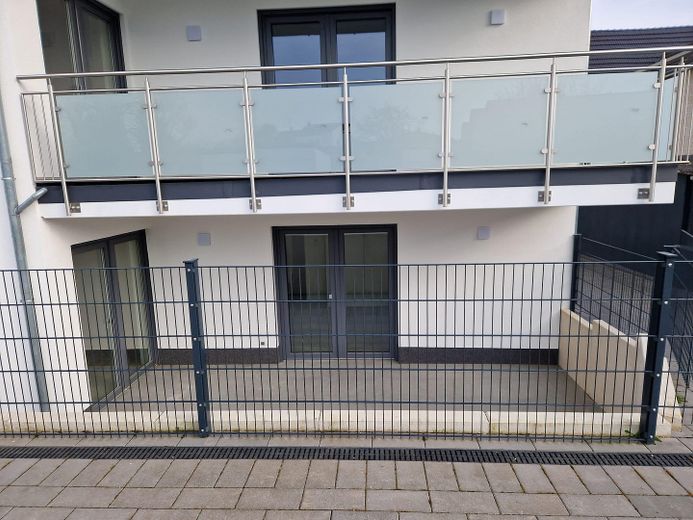 Neubau/Erstbezug, 3Zi, riesige Terrasse, 0,76%KfW Darlehen inkl! Provisionsfrei! – Terrasse Blick vom Parkplatz
