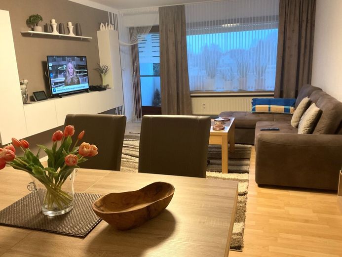 Vermietete Kapitalanlage: 3-Zimmer-ETW mit Loggia &amp; Tiefgaragenstellplatz in Minden! – Wohnzimmer