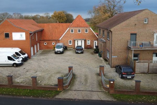 Once again significantly reduced! Multi-family house with 3 buildings – ideal for living, working or renting out