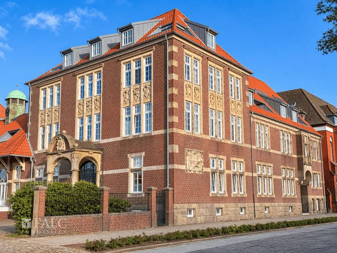 Zeitlose Klassik trifft modernes Wohnen - exklusives Anwesen am Yachthafen – Wer erkennt es? Ein Wahrzeichen von Bremerhaven