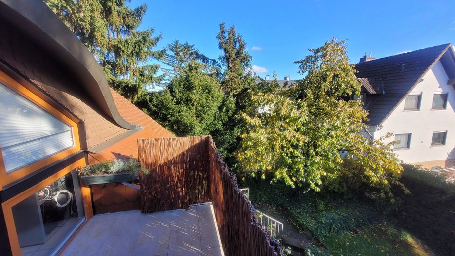 Moderne Maisonette „Am Weinfass“: Komplett renoviert mit flexiblem Wohnkonzept – Blick in den Garten