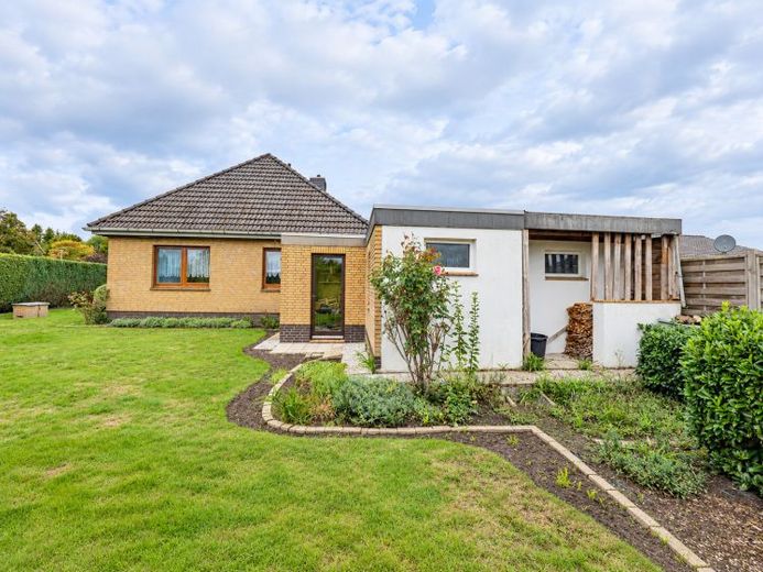 Ein Zuhause zum Wohlfühlen – Bungalow mit Eckgrundstück und Garagen! – Foto 1