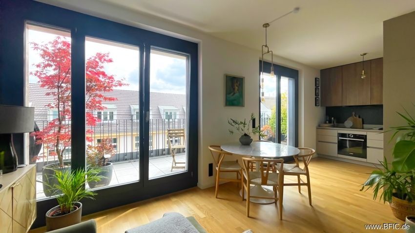 Hochwertige Dachterrassen-Wohnung, Blick auf den Fernsehturm – living room