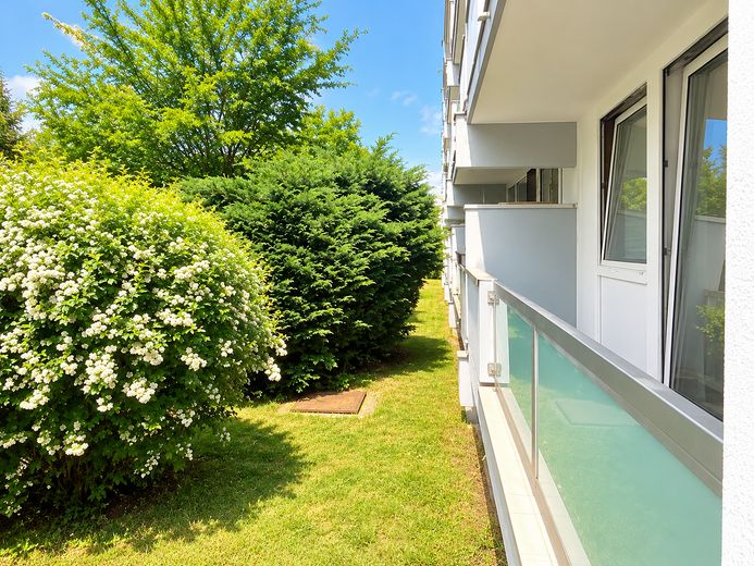 Lichtdurchflutete 2 Zimmer Wohnung in zentraler, aber ruhiger Lage von Unterhaching – Balkon mit Blick ins Grüne