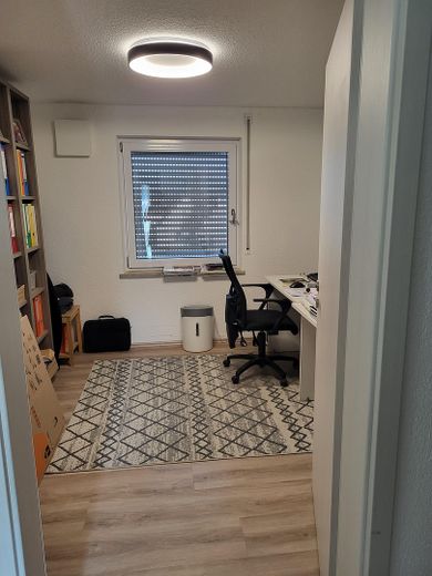Casa unifamiliar completamente renovada con amplio jardín en una ubicación tranquila y bien comunicada – Büro EG