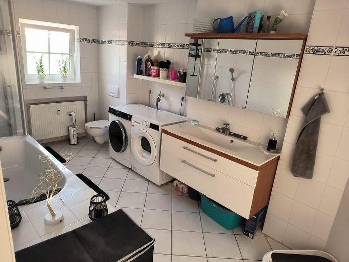 Odnowione mieszkanie 3-pokojowe z balkonem, ogrodem i miejscami parkingowymi – Bad