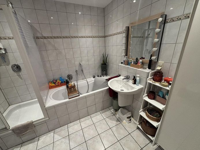 Attraktive 3-Zimmer-Dachgeschosswohnung mit Balkon in guter Lage von Elz – Bad