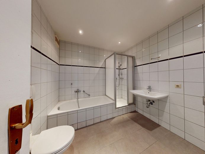 Provisionsfreie 5-Zimmer-Maisonette mit zwei Badezimmern und Balkon – Bad unten