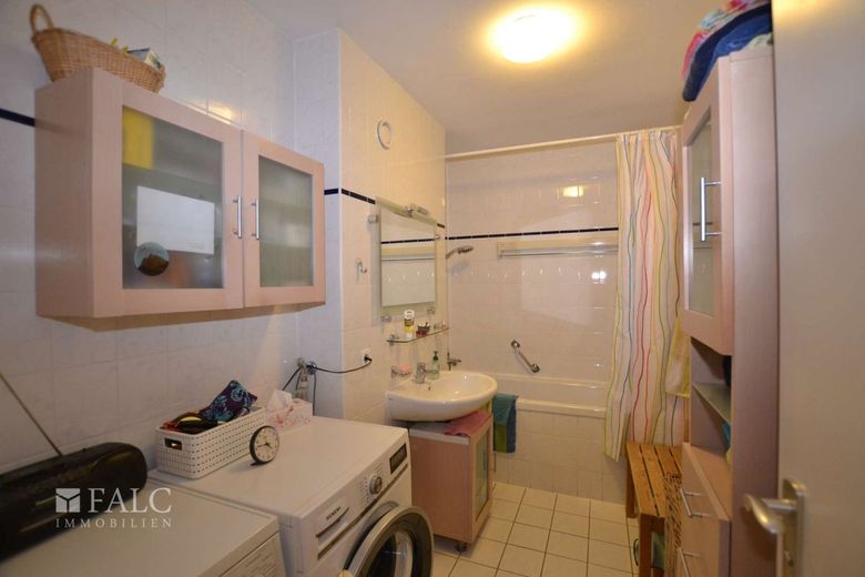 Langjährig vermietete 3-Zimmer-Wohnung mit Balkon und Stellplatz - Kapitalanlage mit Perspektive – Badezimmer