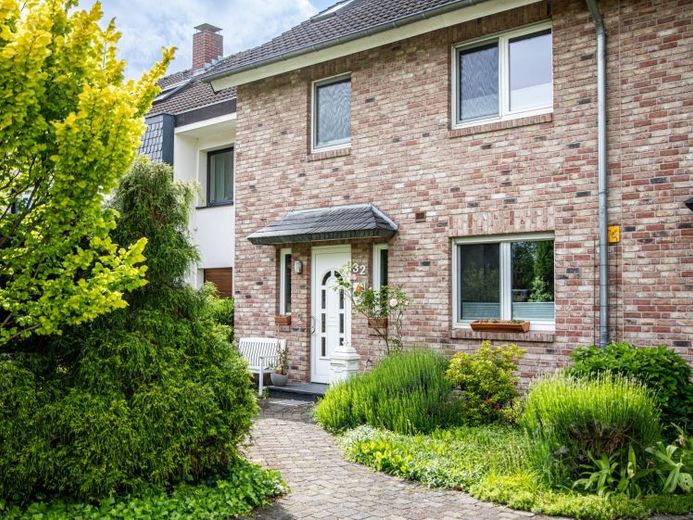 Modernisiertes Reihenmittelhaus in ruhiger Sackgasse mit Weitblick, Garage & Außenstellplatz – Foto 1