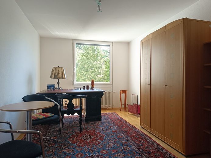 Lichtdurchflutete 4-Zimmer-Wohnung mit Loggia und Blick ins Grüne – Foto 9