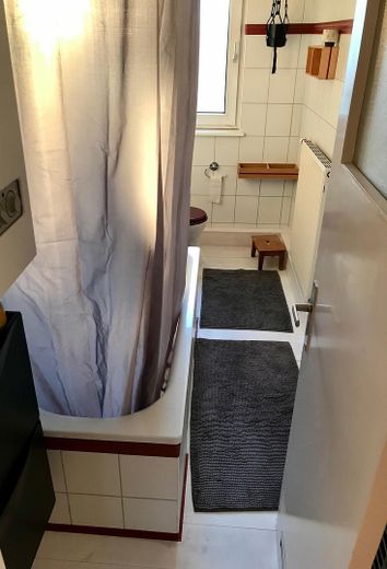 Wohnung mit Charm zentral in Berlin 2. Obergeschoss sofort verfügbar – Bad Überblick 