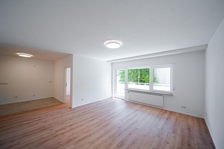 Frisch saniert & bezugsbereit: Helle 3 Zimmer mit Balkon in Wiesbaden-Biebrich – Wohnzimmer leer