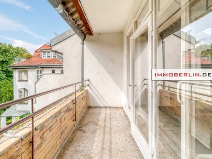 IMMOBERLIN.DE - Beliebte Lage! Sanierungsbedürftige Wohnung mit Südostloggia – Foto 1