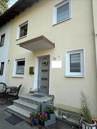 Gepflegtes Reihenmittelhaus mit Balkon, Terrasse und kleinem Garten – Foto 1
