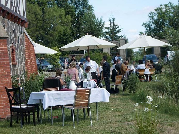 Atelier/Praxis/Gastro/Touristik/Büro/LOFT +++ in GUTSANLAGE (12 Geb. + 6 ha. Gr.) Nähe Müritz! – Sommergäste am Teich