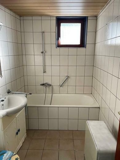 Vulkaneifel nähe Daun - MFH mit ca. 16.000,-  NJKM. und viel Potential sucht neuen Eigentümer – OB11 Bad (2)