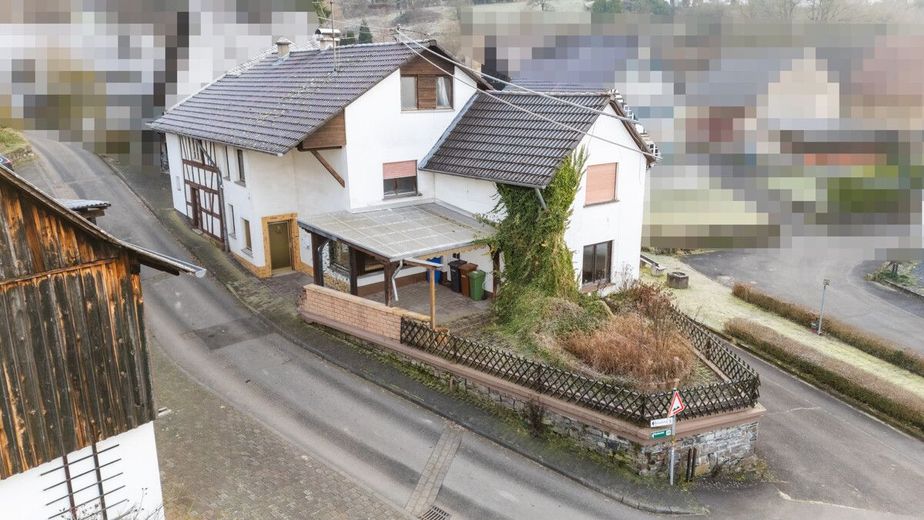 Fachwerkhaus mit Anbau und großer Scheune. Sanierung mit Substanz in Roßbach-Wied! – Blick auf Wohnhaus mit Anbau