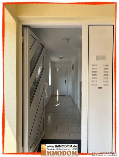 2-Zimmer-Wohnung mit BALKON und TG-PKW-Stellplatz, zentral und bahnhofsnah, zu verkaufen! – Hauseingang