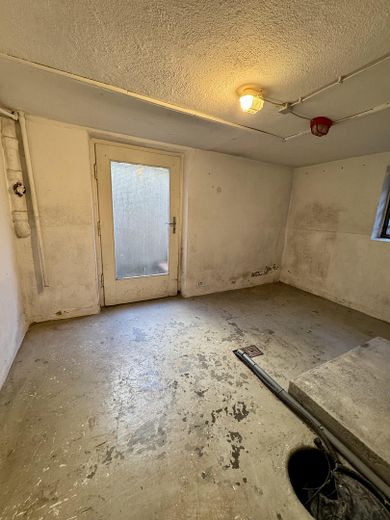 Freistehendes Haus, nutzbar als großzügiges Einfamilienhaus oder Zweigenerationenhaus – Keller Waschküche
