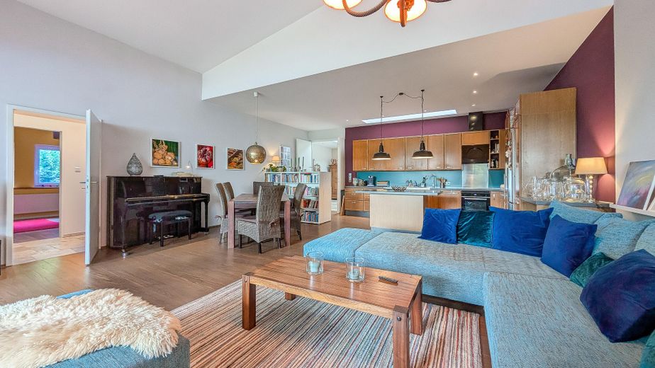 290 m² + 2.464 m² Naturidyll | Pool & Gartensauna | Aartalblick | Mehrgenerationen o. Vermietung – Wohnzimmer gr. Whg.