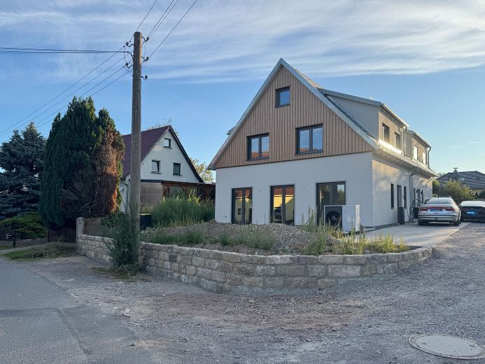 Almost finished: semi-detached house with garden & fireplace near Dresden – Außenansicht 