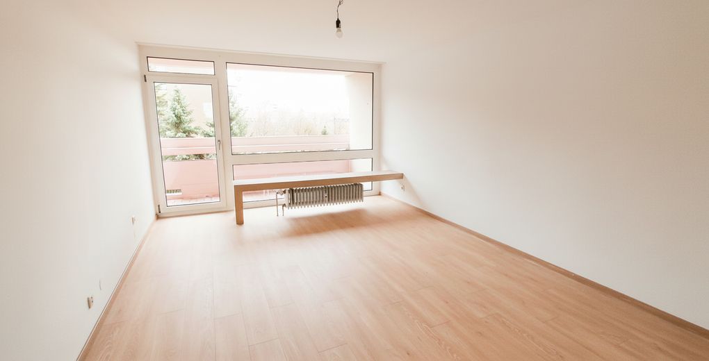 Bezugsfrei ab August: Direkt am Olympiapark – 3-Zimmer-Wohnung mit Südbalkon & TG in Schwabing-West – Wohnzimmer