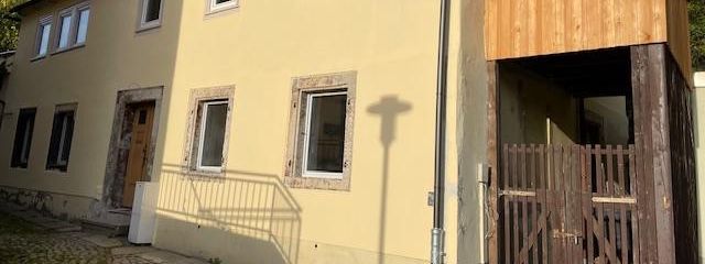 Grande maison individuelle rénovée avec extension atelier à Tharandt près de Dresde – Ansicht Haus mit überd. Balkon